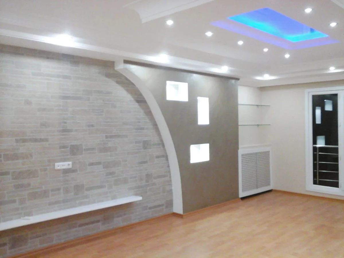 Tadilatı tamamlanmış, gizli LED aydınlatmalı yaşam alanı