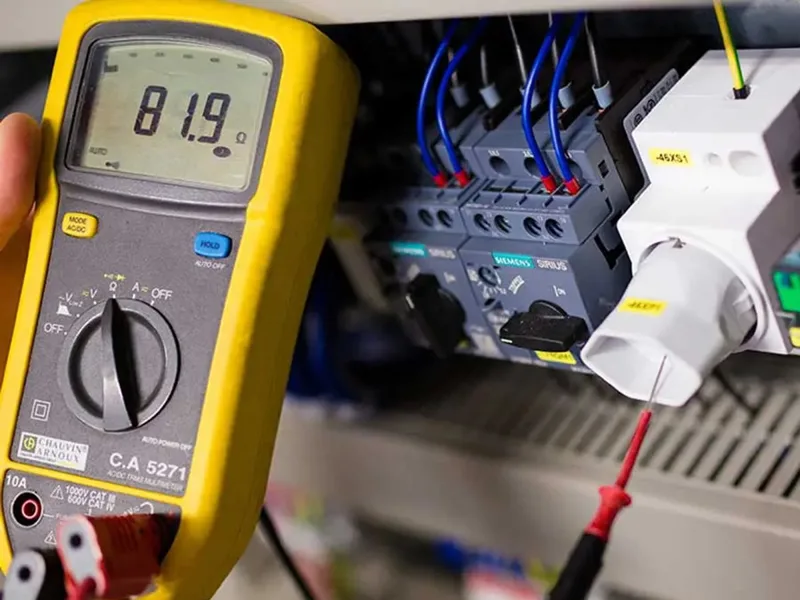 Multimetre ile elektrik panosunda ölçüm