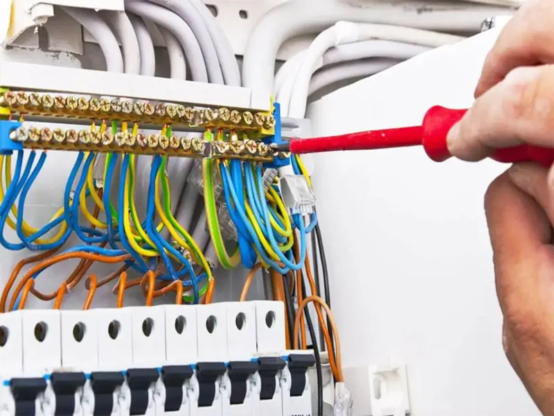 Elektrik panosunda kablo ve sigorta düzeni kontrolü